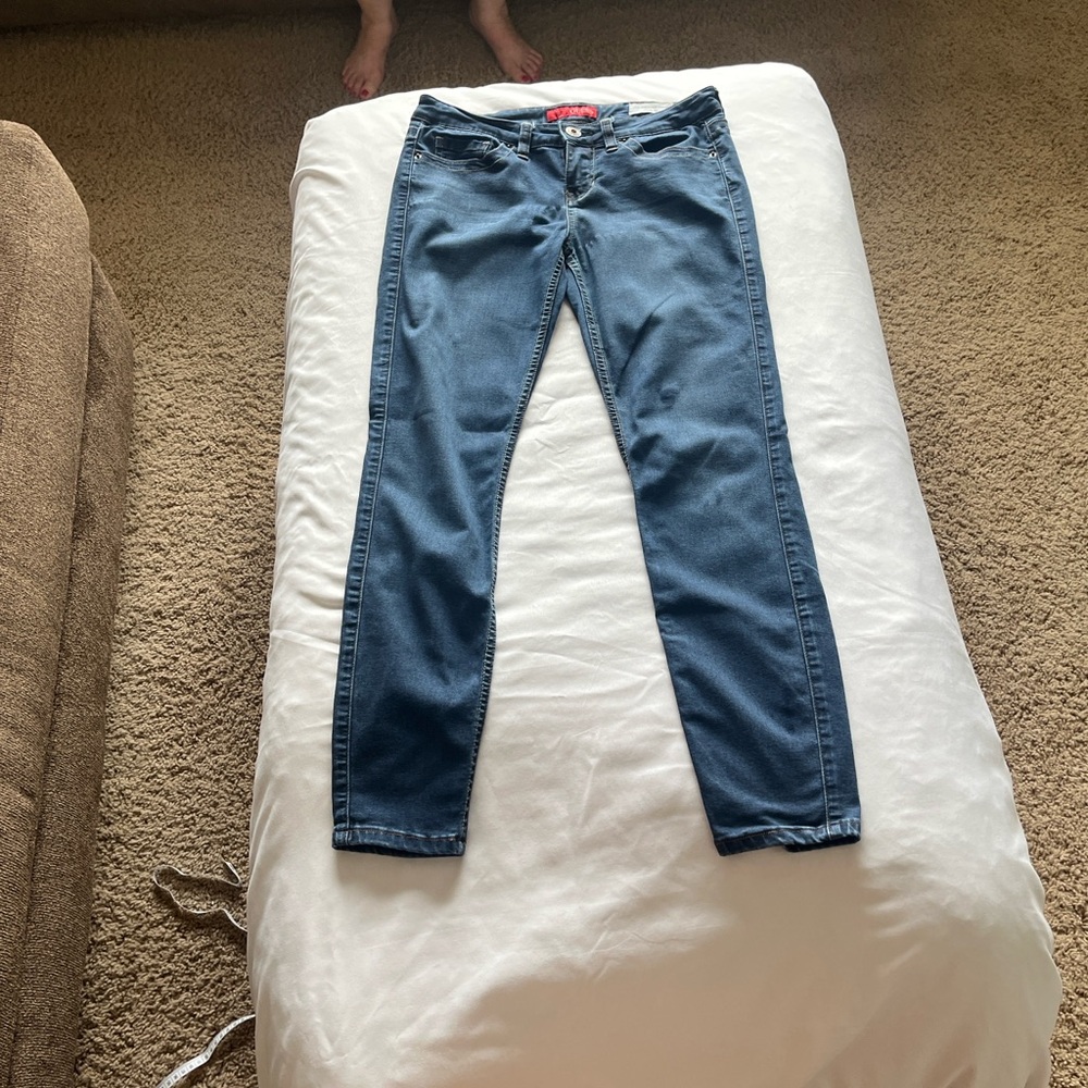 Guess Jeans Chic and versatile denim jeans. Perfect for casual